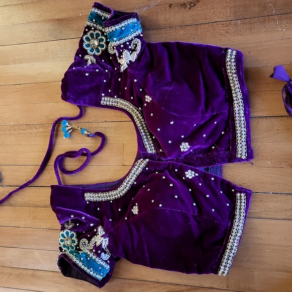 Stunning purple velvet lehenga ( skirt, crop and shawl) - Picture 4 of 8